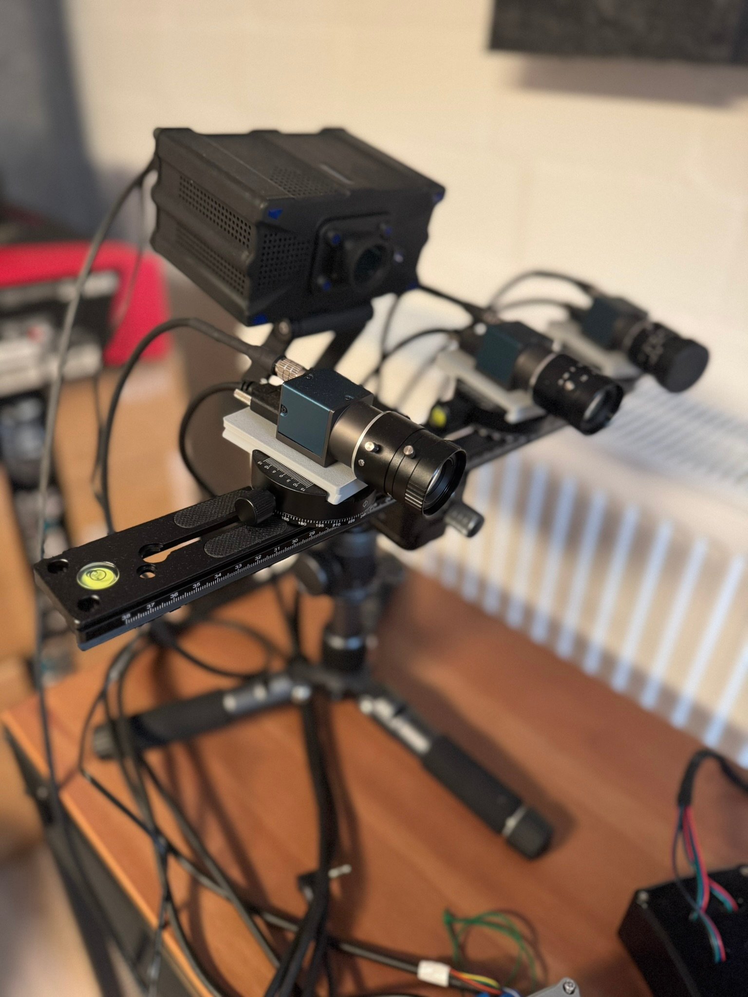 Structured-Light-Scanner – Blaulicht-Streifenprojektion auf kleines Bauteil